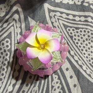 Mag-safe Pop socket with plumeria and Pikake flowers.
